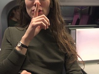 Sex-crazed gadis mungil bercinta di kereta api