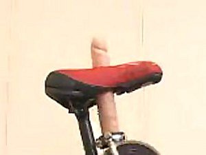 Super Frying Japanse Babe orgasme bereikt Riding een Sybian Bicycle