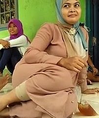 Schöne indonesische Mutter surrounding Hijab