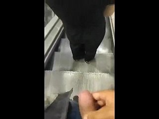 Cumsharking Atrapados Cum a la niña en la escalera móvil supermercado