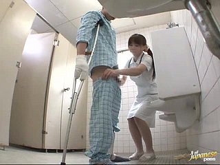 Sultry infirmière japonaise donne une branlette au in the event that