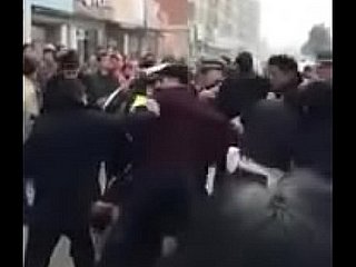 中国女人把她的裤子与警察战斗