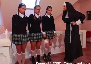 Trzy uczennice i Nun