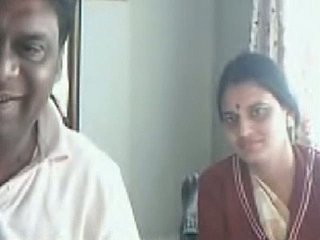 Mediocre Indian geil en lelijke chick toont haar hangende tieten op webcam