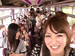 Orgía loca en un autobús en movimiento undergrowth polla chupando y montando putas japonesas