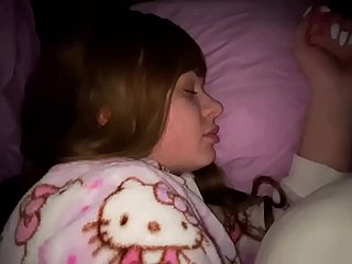 Follada a mi hija mientras dormimos en deject misma cama