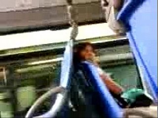 Gumshoe parpadeando a una mujer emocionante en el autobús