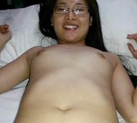Menina chinesa, desfrutando de um galo pequeno
