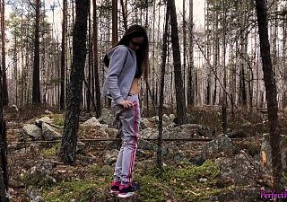 Nữ sinh có quan hệ tình dục gợi cảm với giáo viên PE trong rừng