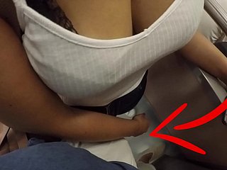 ¡MILF rubio desconocido toothbrush tetas grandes comenzaron a tocar mi polla en el metro! ¿Eso se llama sexo vestido?