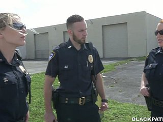 İki polis kadın tutuklanan siyah ahbap ve onu yalamak twats yap