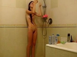 Худая девушка под душем