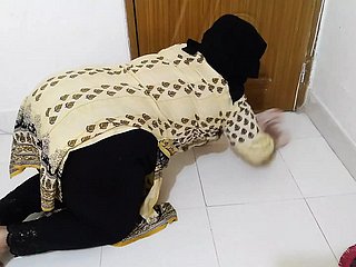 Tamil Maid Shacking up Propietario mientras limpia polar casa Hindi Sexo