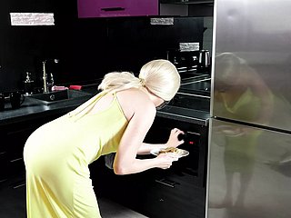 Pieprzona cycata blondynka w dupku w kuchni