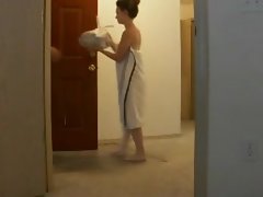 Amator spada jej ręcznik na dostawę faceta