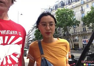 Chinese Aziatische juni Liu Creampie - Spicygum neukt de Amerikaanse guy in Paris X Twirp Pole Presents