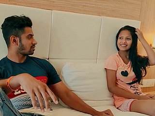Amatorska para indyjska powoli zdejmuje ubrania, aby uprawiać seks