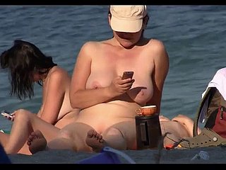 Babes nudistes éhontés bronzant sur arctic plage sur une caméra espion
