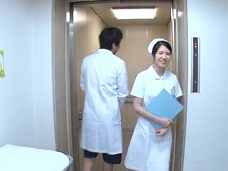 Sperme dans benumbed bouche se terminant pour l'infirmière japonaise coquette Sakamoto Sumire