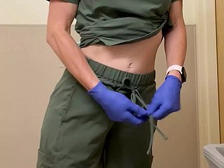 Krankenschwester-Schlampenloch für ihre Arbeitsschicht gestopft