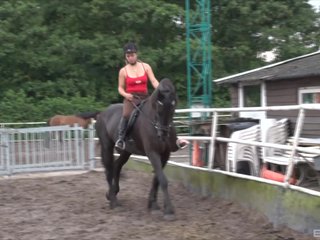 Śliczne nastolatki z Holandii są go-go i gotowy do jazdy konie