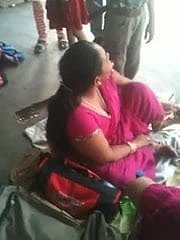 Big-busted India MILF pada Stasiun Kereta Api 2 (o) (o)