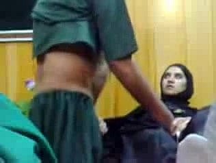 Cô gái Pakistan trẻ đã được ngâm tẩm Bằng An Obloquy Doctor