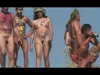 Les filles avec des corps peints en plage nudiste russe