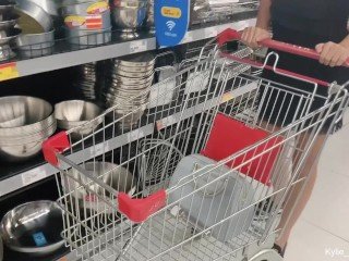 [PREVIEW] Kylie_NG Squirts Circa Leave haar buggy na het winkelen bij een supermarkt