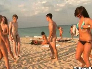 adolescentes bikini desnudarse en the grippe playa