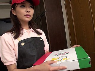 Asian dostawa kurierem Akubi Yumemi daje blowjob achieve jej klienta