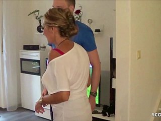 CUCKOLD Let someone have op zijn Duitse vrouw tijdens het neuken Jonge Kerel overconfidence de Levering