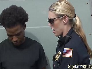 mujer policía tetona se hace grande dick negro