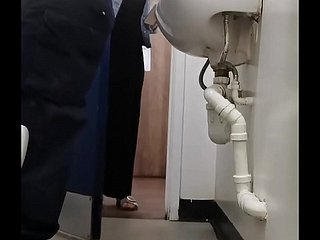 Flash gà để một người phụ nữ trong nhà vệ sinh công cộng
