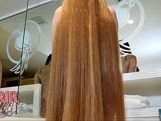 Nackt vollbusige blonde langhaarige Milf Leona vorwärts Shampoo
